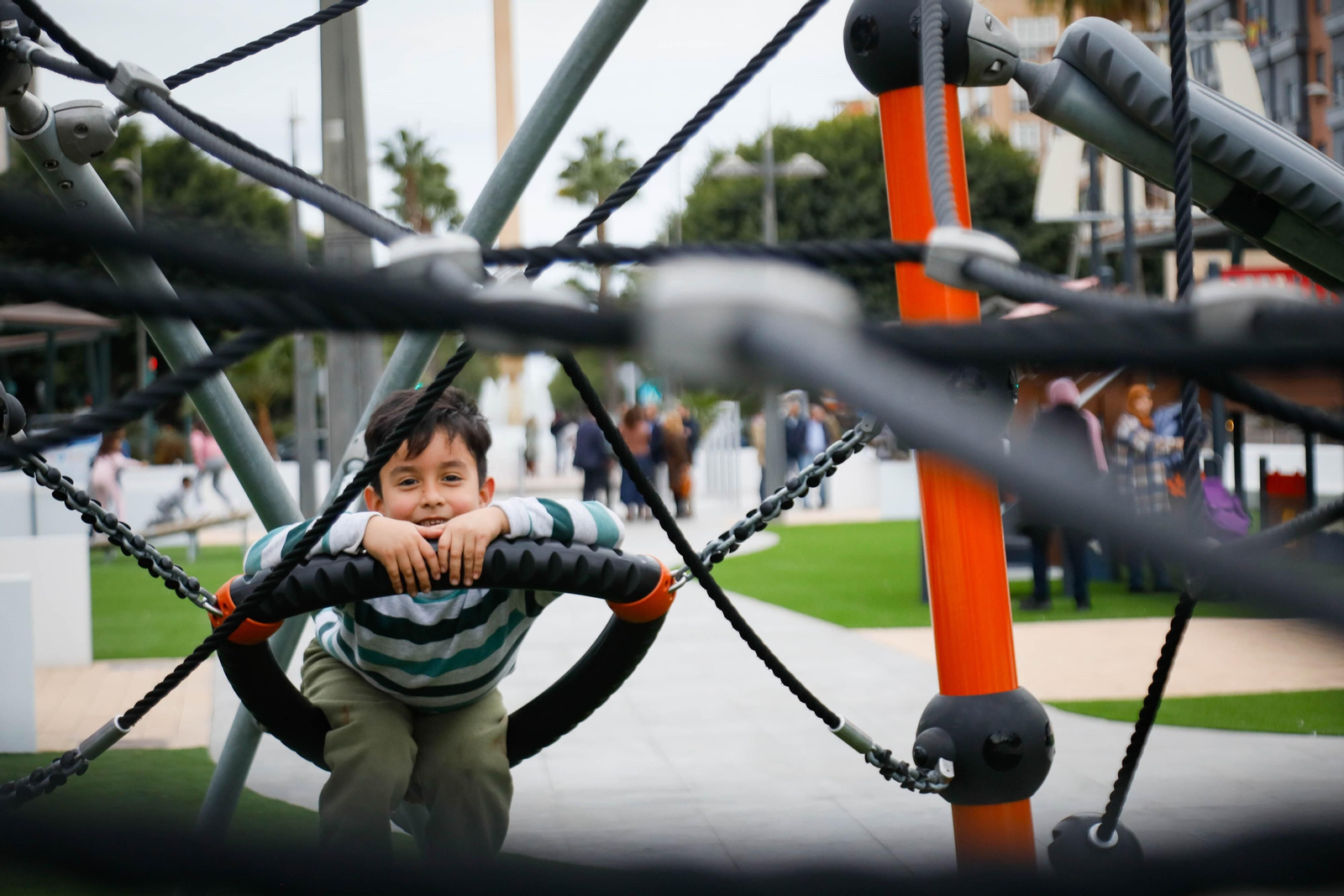 Un niño estrena uno de los juegos instalados en esta zona del 18 de Julio en la Rambla.
