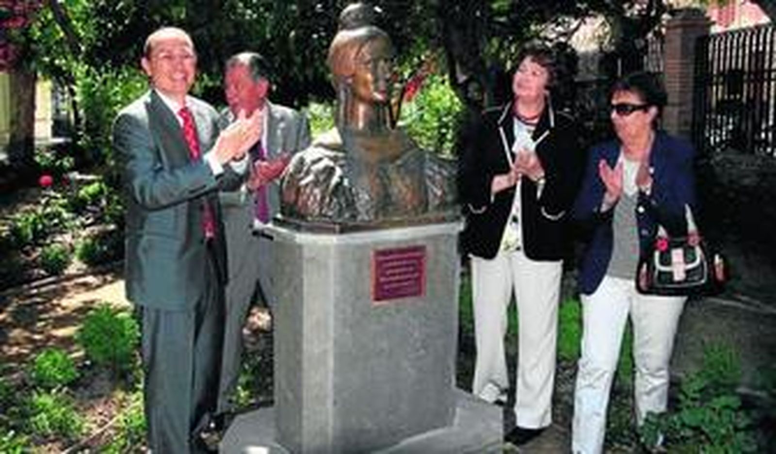 El busto de Mariana Pineda completa la serie en la que Granada le ha dedicado una plaza, una calle y un edificio.