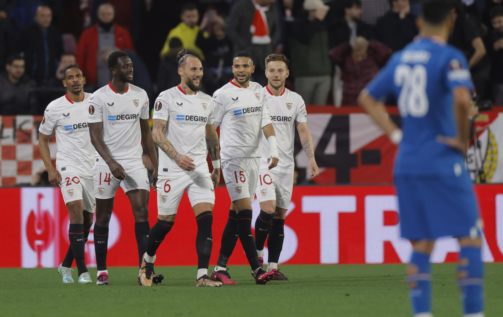 Gudelj sonríe junto a En-Nesyri, otro goleador del partido, tras el 3-0.