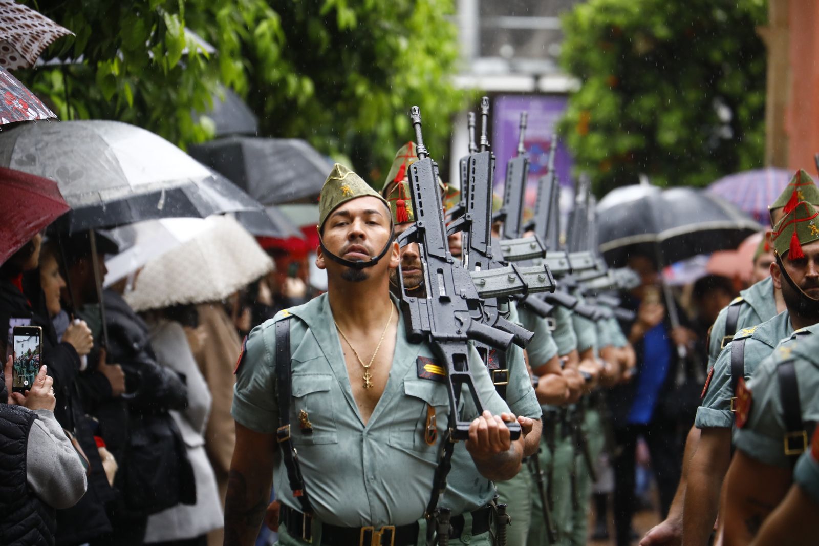 Las mejores imágenes del vía crucis de la Caridad de Córdoba con la Legión en este Viernes Santo