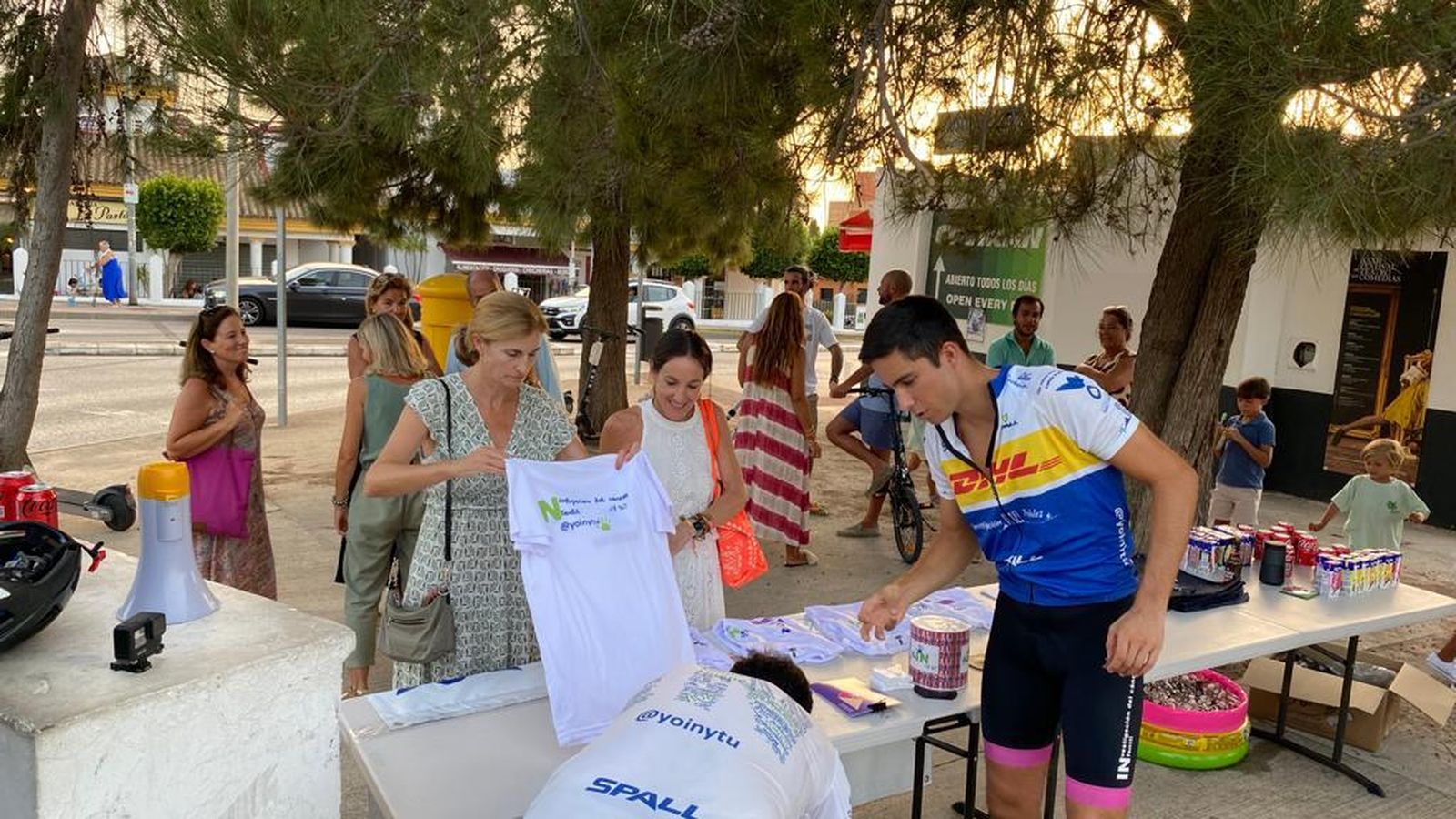 La mesa instalada por la APU para dar a conocer su labor y para la venta de artículos de merchandising.