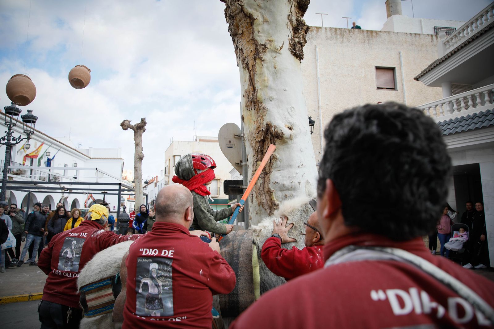 Las mejores imágenes del cierre de fiestas en Fiñana con "Las Ollas"