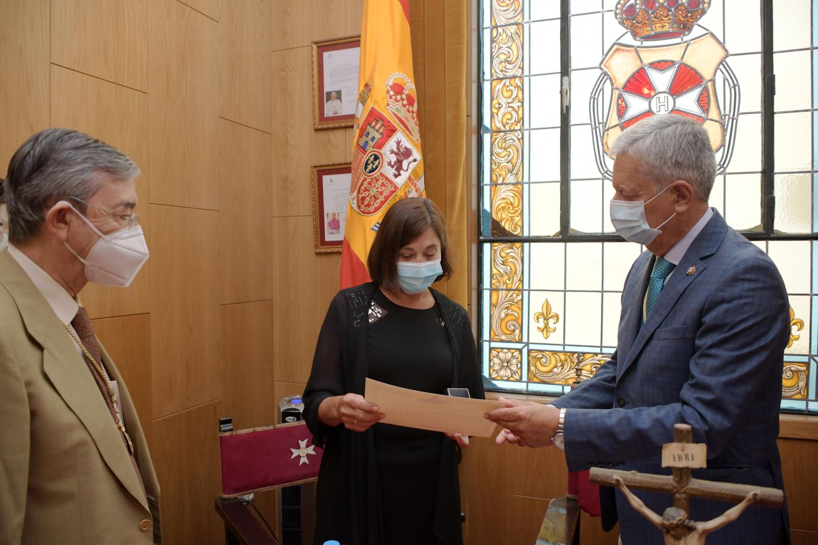 Momento de la entrega de la distinción a la viuda del doctor Rodríguez Picón.
