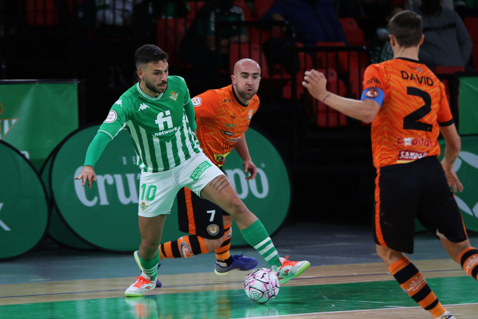 El bético Ivi, ante Pintinho y David, del Ribera Navarra.