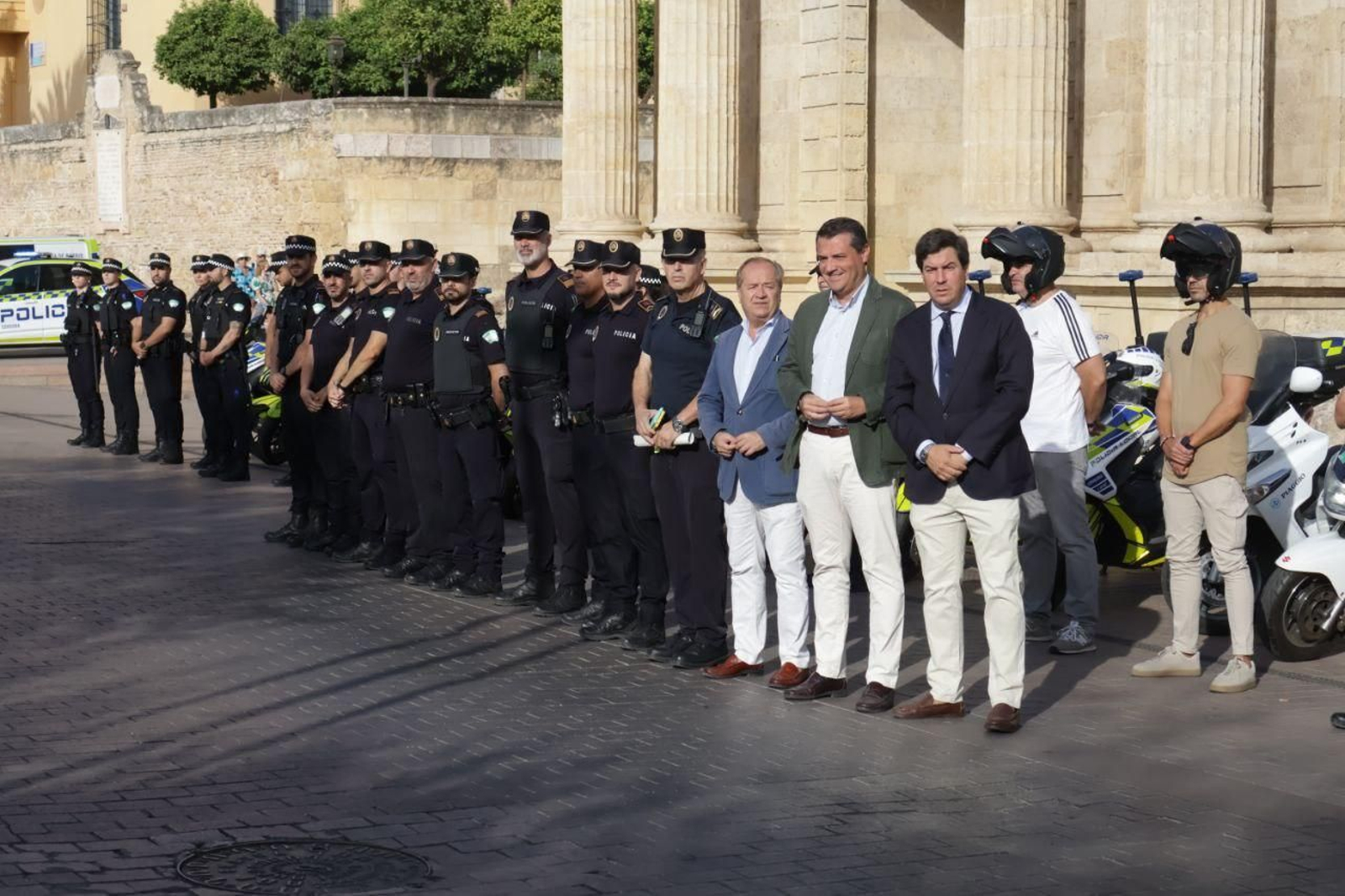 El alcalde y el delegado de Seguridad, con los agentes de la Policía Local.