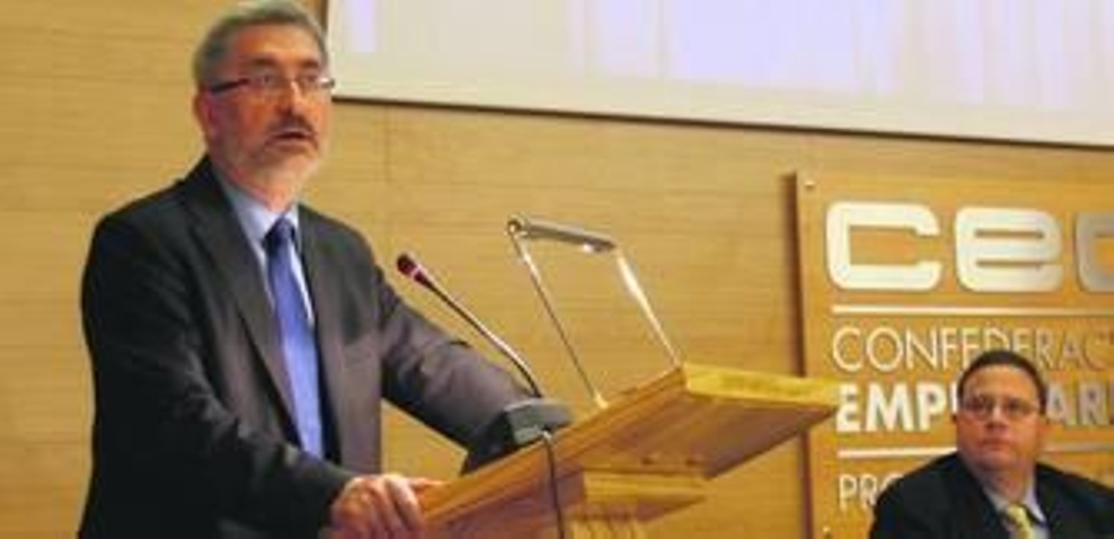 El consejero de Economía, Antonio Ávila, se dirige al aforo de la CEC ante Miguel Ángel Calderón.