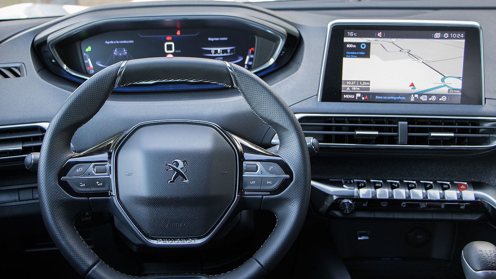 El volante es pequeño y el cuadro queda por encima del mismo.