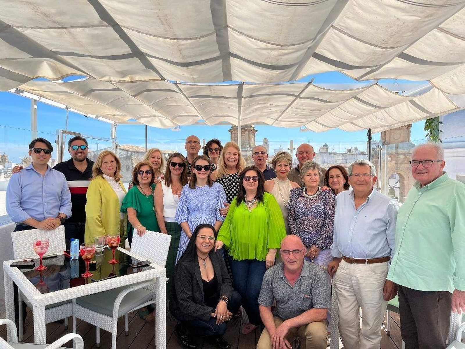 Pepa Díaz con Charo Lacave, Ascen Bonilla, Alfonso Rubio, José Manuel García, Pilar  Gómez, Yolanda Pérez, Lourdes García, Maxi Sanmiguel, Teresa García, Alfonso de las Peñas, Noni Torres, Pepi Benítez, Belén González, Conchita Conde, Manolo Díaz, José Rodríguez y Beatriz Gandulfo, entre otros.