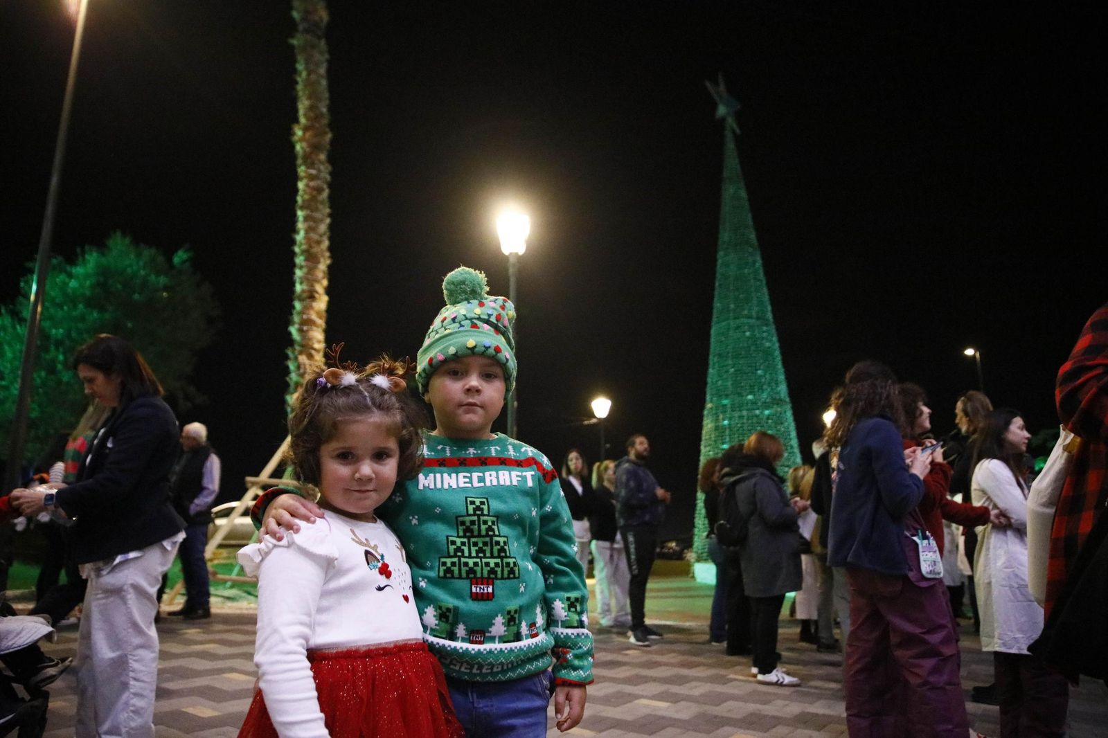 Las imágenes del encendido de la iluminación navideña en el Hospital Torrecárdenas de Almería