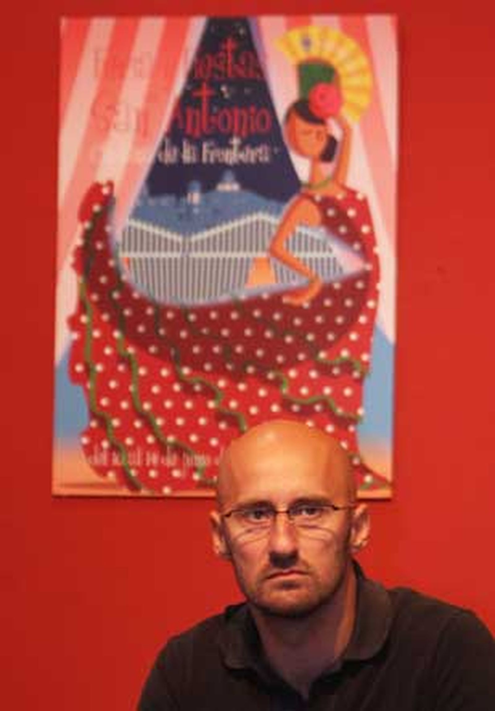 El autor con el cartel que anunciará la Feria.