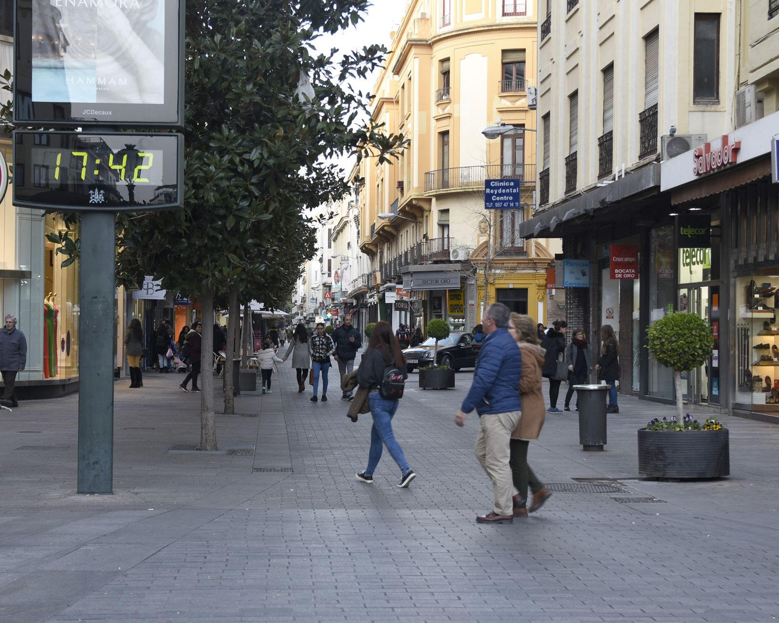Varias personas caminan por la antigua calle Cruz Conde.