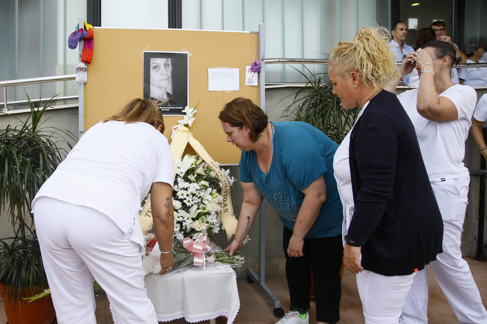 Las imágenes de la concentracion por el asesinato de Maria Nieves GP en la residencia del Zapillo en Almería