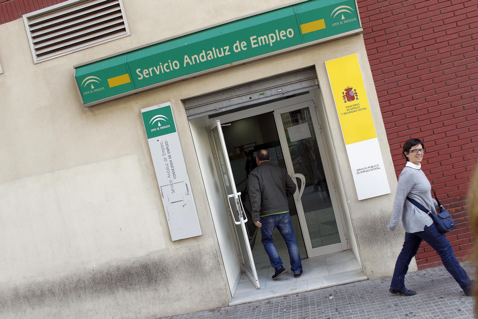 Una persona entra en la oficina del Servicio Andaluz de Empleo en Algeciras.