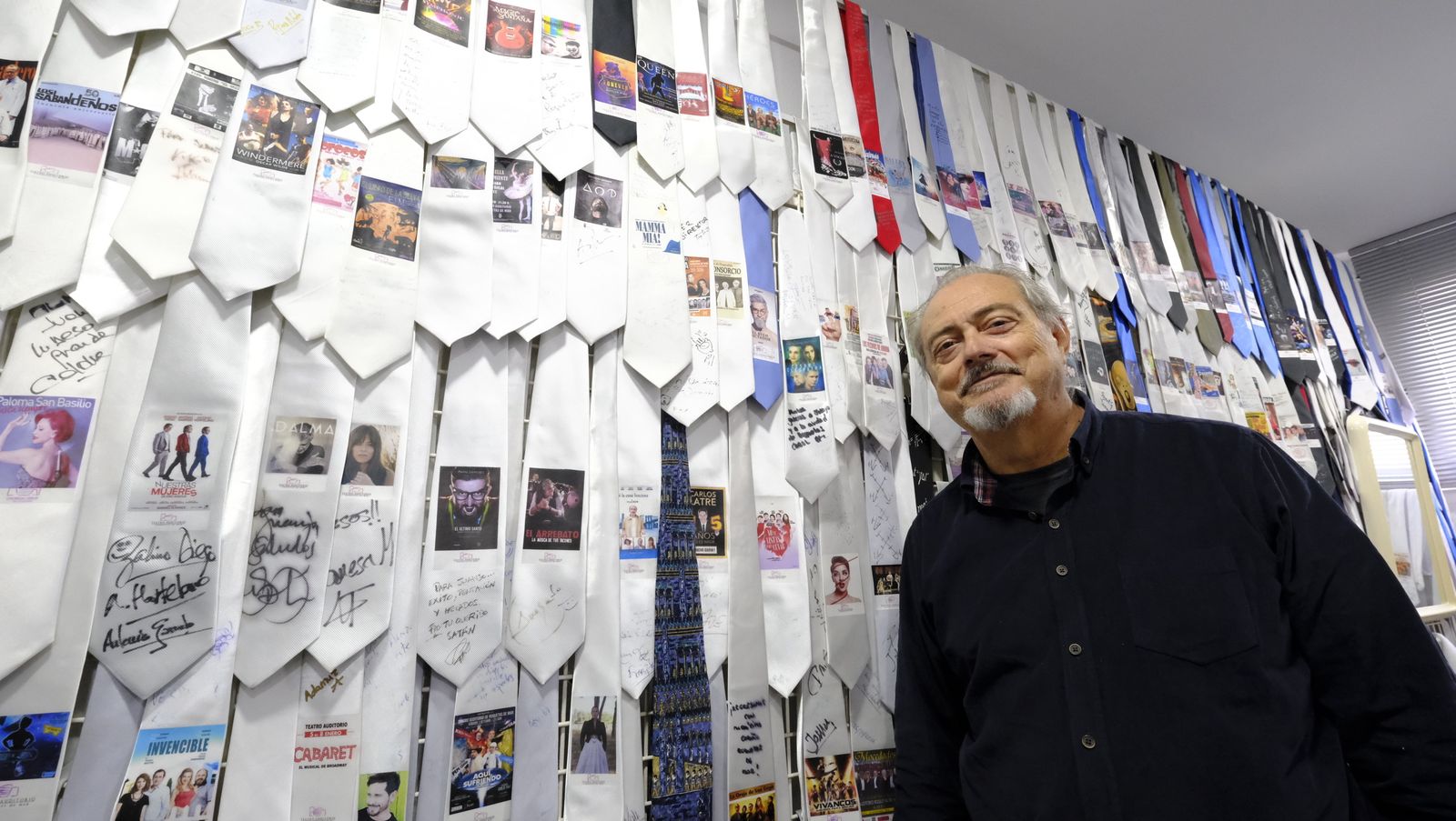 Juan José Martín Uceda, director del Auditorio, en su despacho rodeado de corbatas firmadas por los artistas.