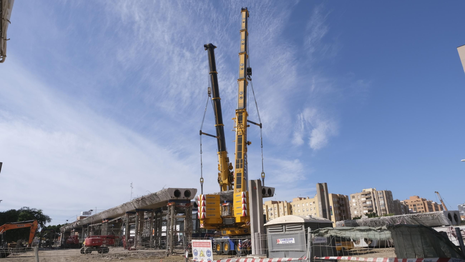 El Puente de la Avenida del Mediterráneo en su última fase de desmantelamiento, en imágenes