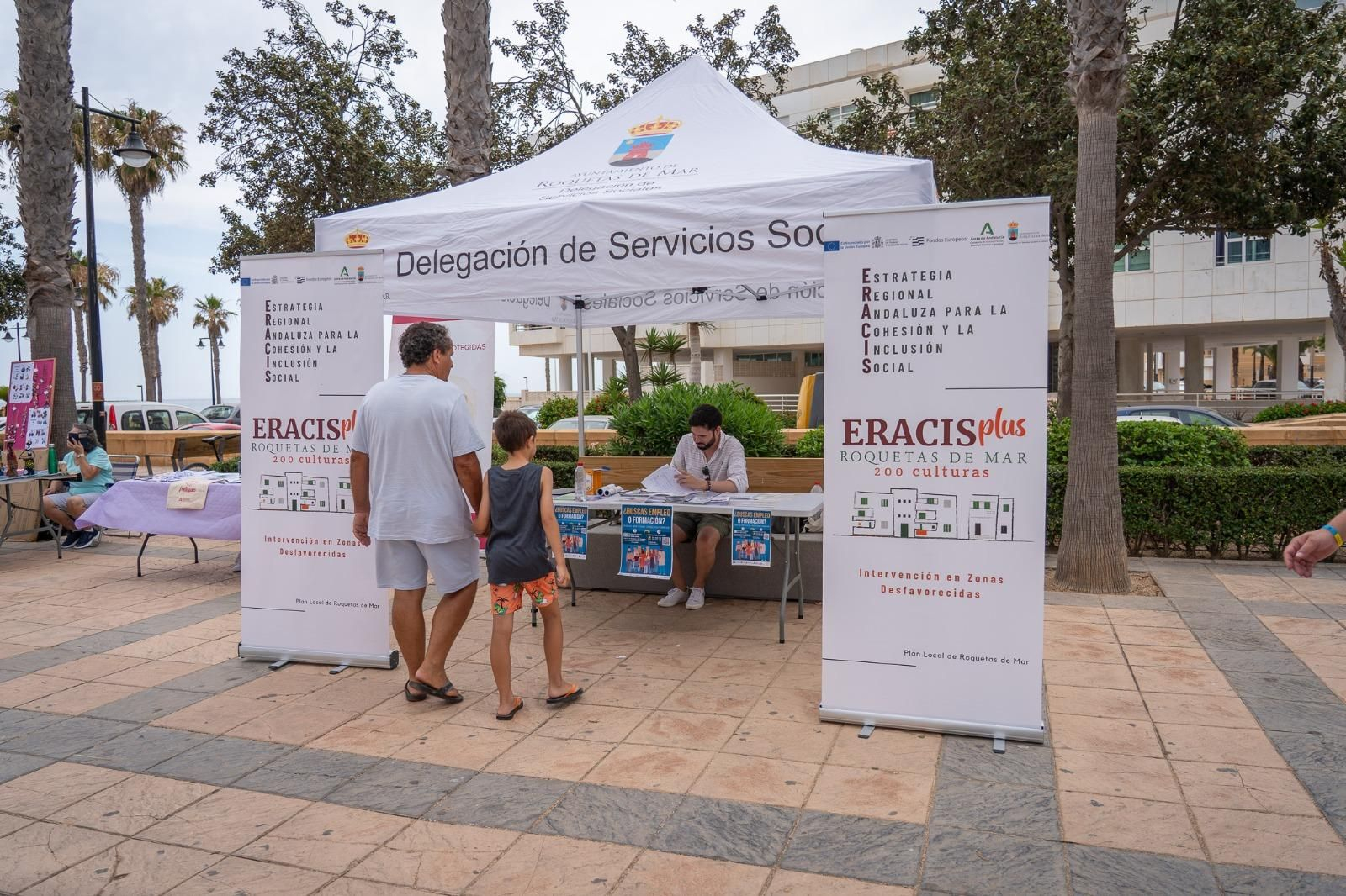 Estand ubicado en Roquetas para informar de las acciones que llevan a cabo.