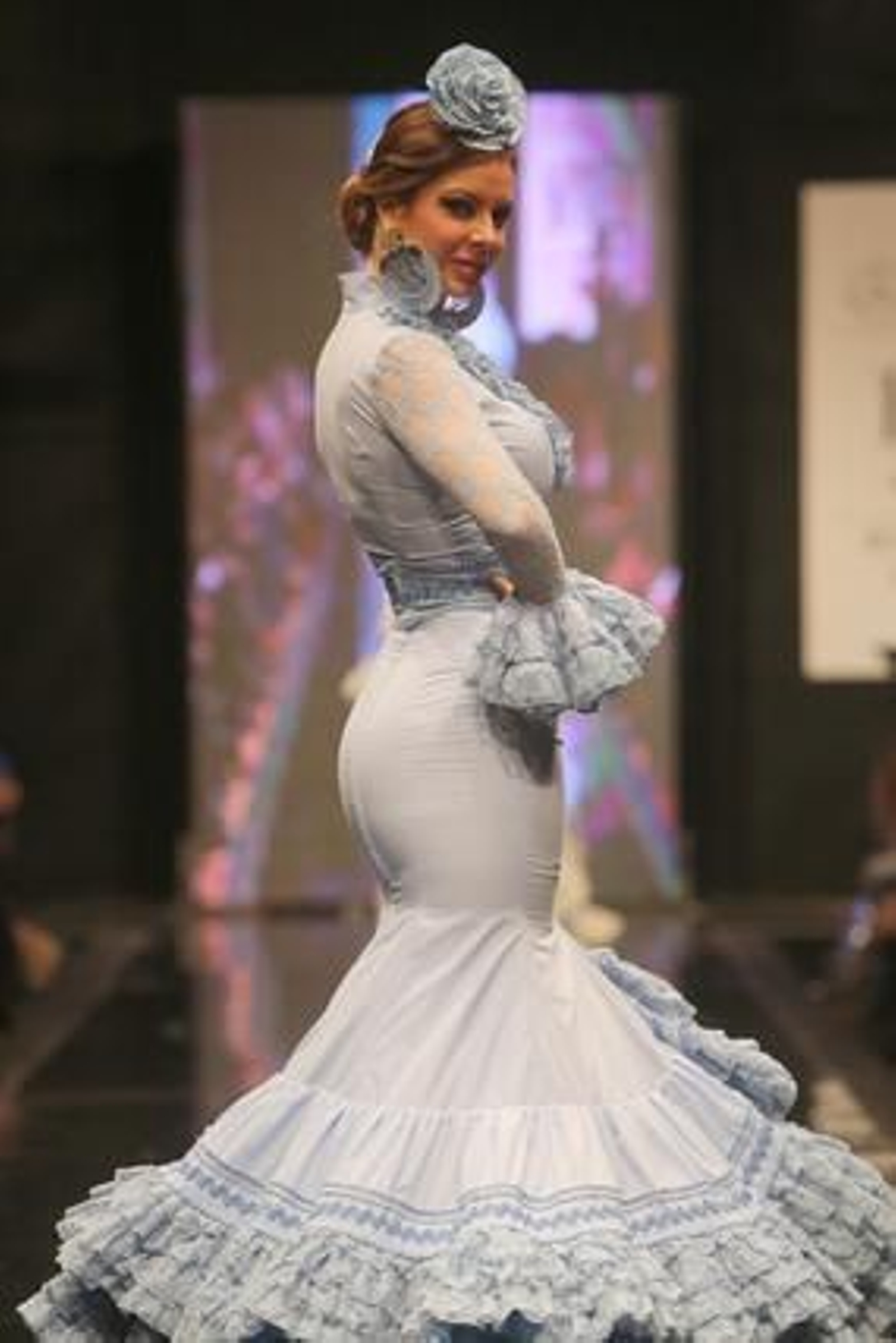 La colección 'Volantes de plata' puso el broche de oro a la pasarela con un homenaje a los 25 años de la firma.

Foto: Juan Carlos Corchado