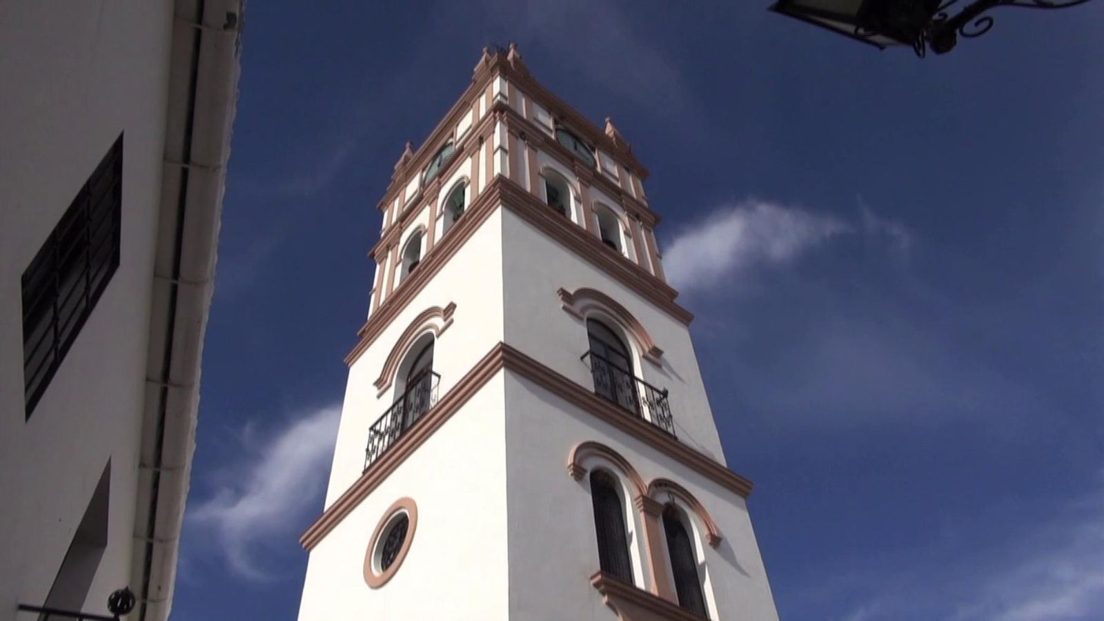 La torre-campanario de la Iglesia San Juan de Letrán de Arriate.