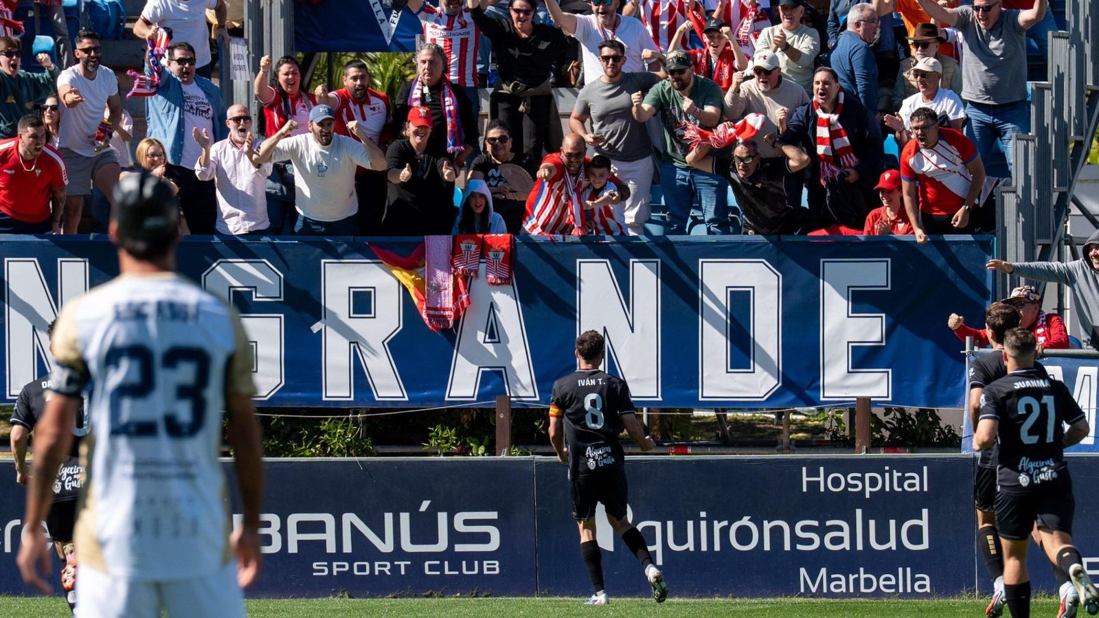 La afición del Algeciras celebra con Iván Turrillo el gol del capitán en Marbella.