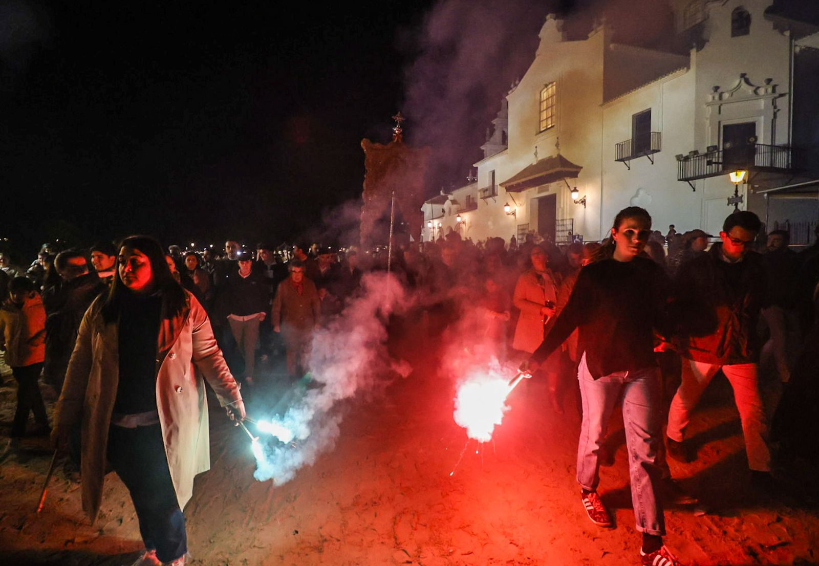 Fotografías de ambiente y del rezo del Rosario por el entorno de la Ermita de la Virgen del Rocío con motivo de la Candelaria