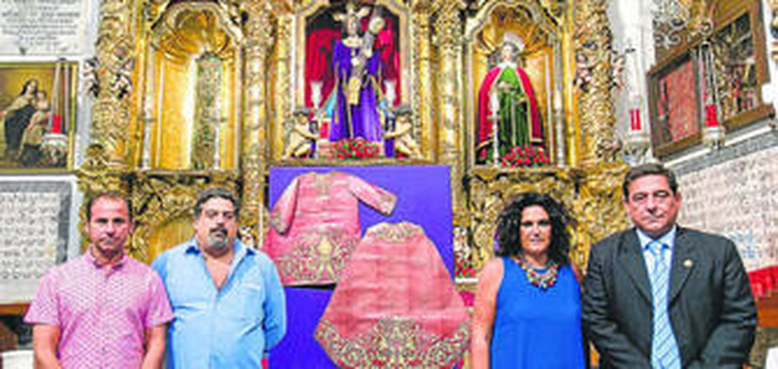 Miembros de la Asociación Patrimonio de Santa María en la iglesia conventual ante el boceto de la nueva túnica de Jesús Nazareno.
