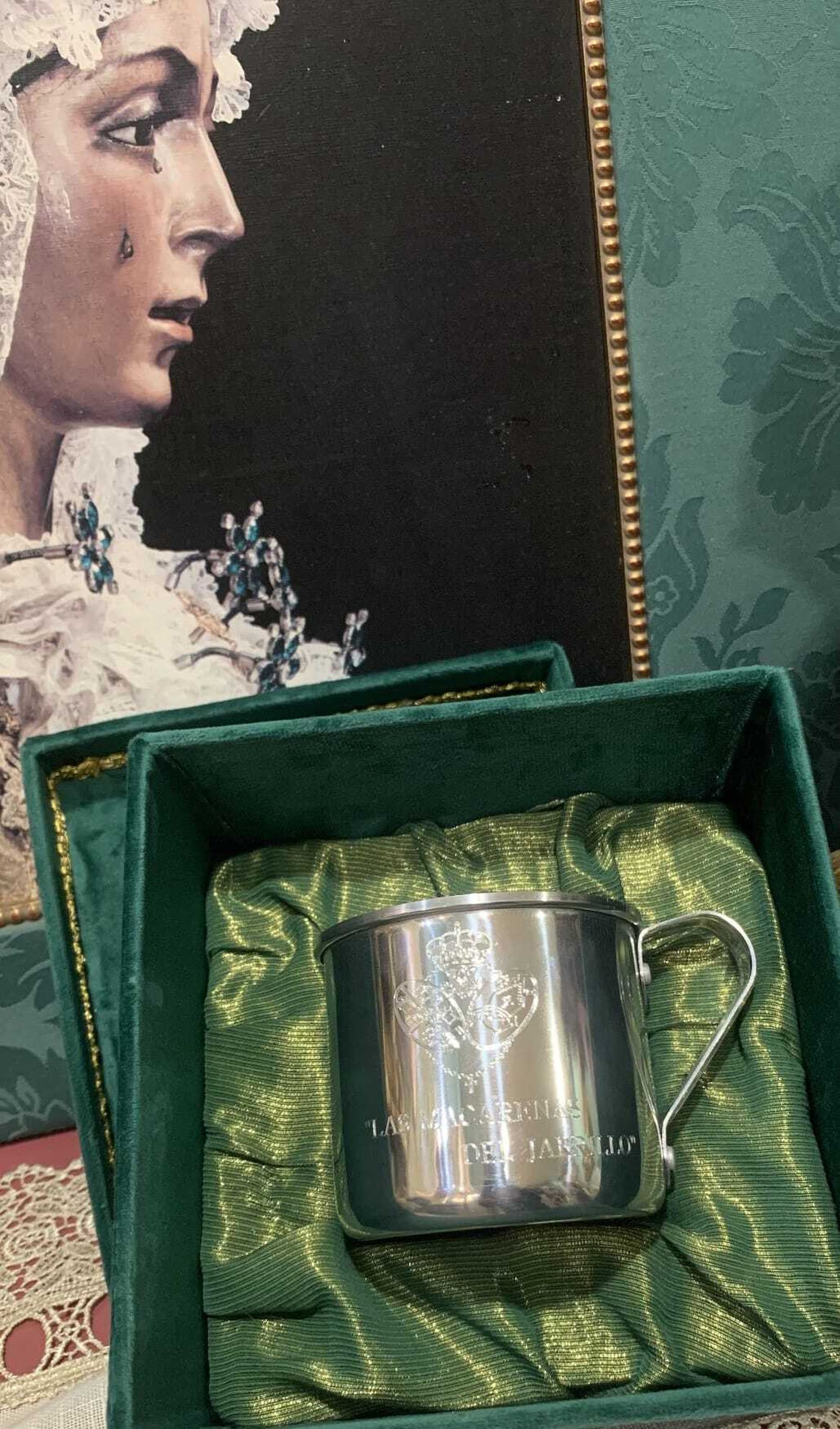 Detalle del obsequio y el escudo de la Macarena grabado