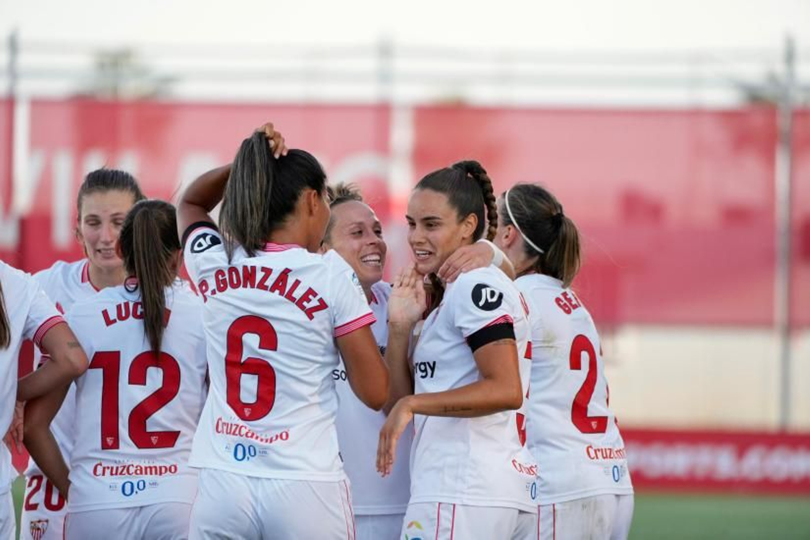 Las sevillistas celebran el 2-0, obra de Pamela González. Las sevillistas celebran el 2-0, obra de Pamela González.