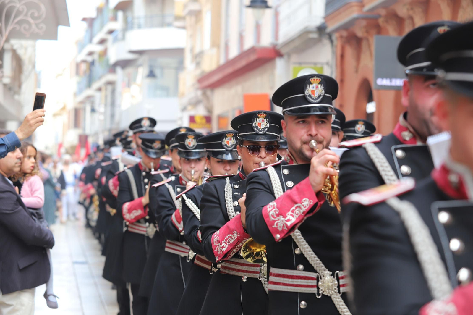 Imágenes del recorrido de la Borriquita  por las calles de Huelva