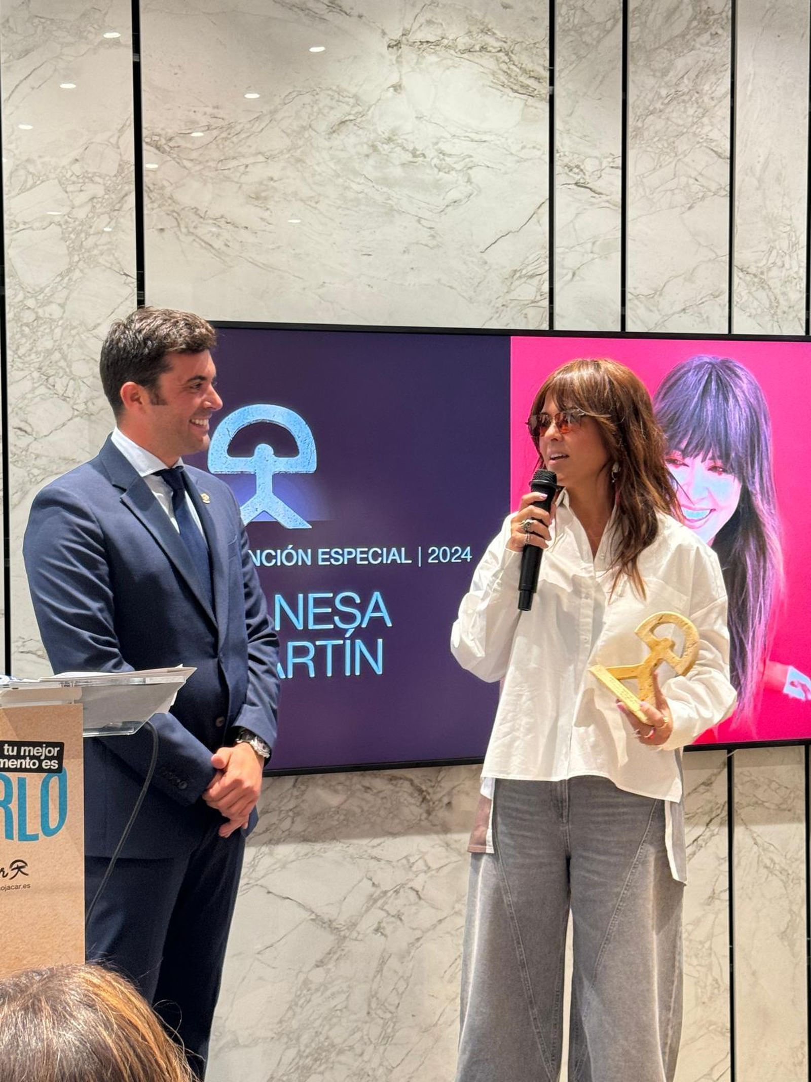 Vanesa Martín recoge su mención especial.