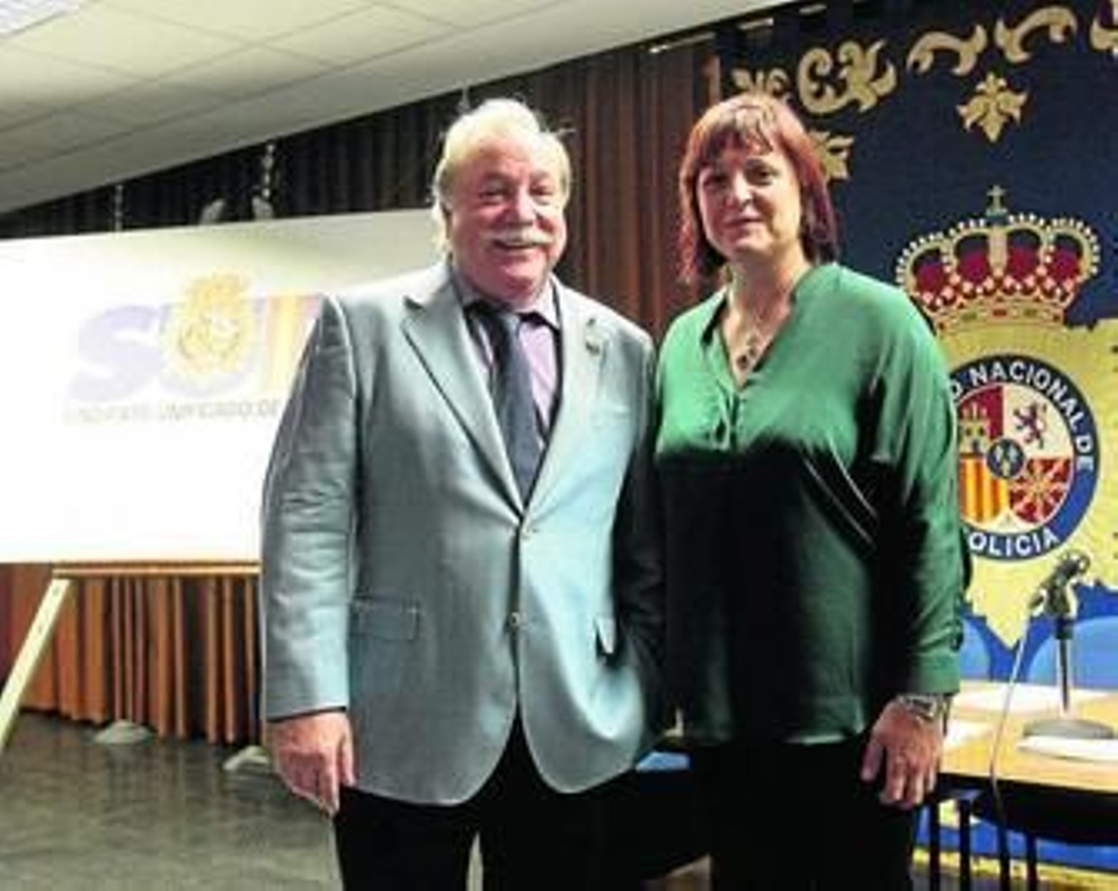 Manuel Espino y Mónica Gracia, ayer en el salón de actos de la Jefatura Superior de Policía.