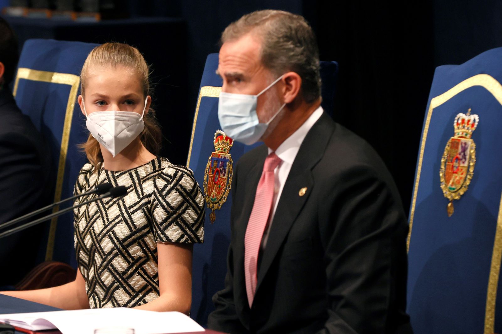 La princesa Leonor, escuchando el discurso de su padre, el Rey.