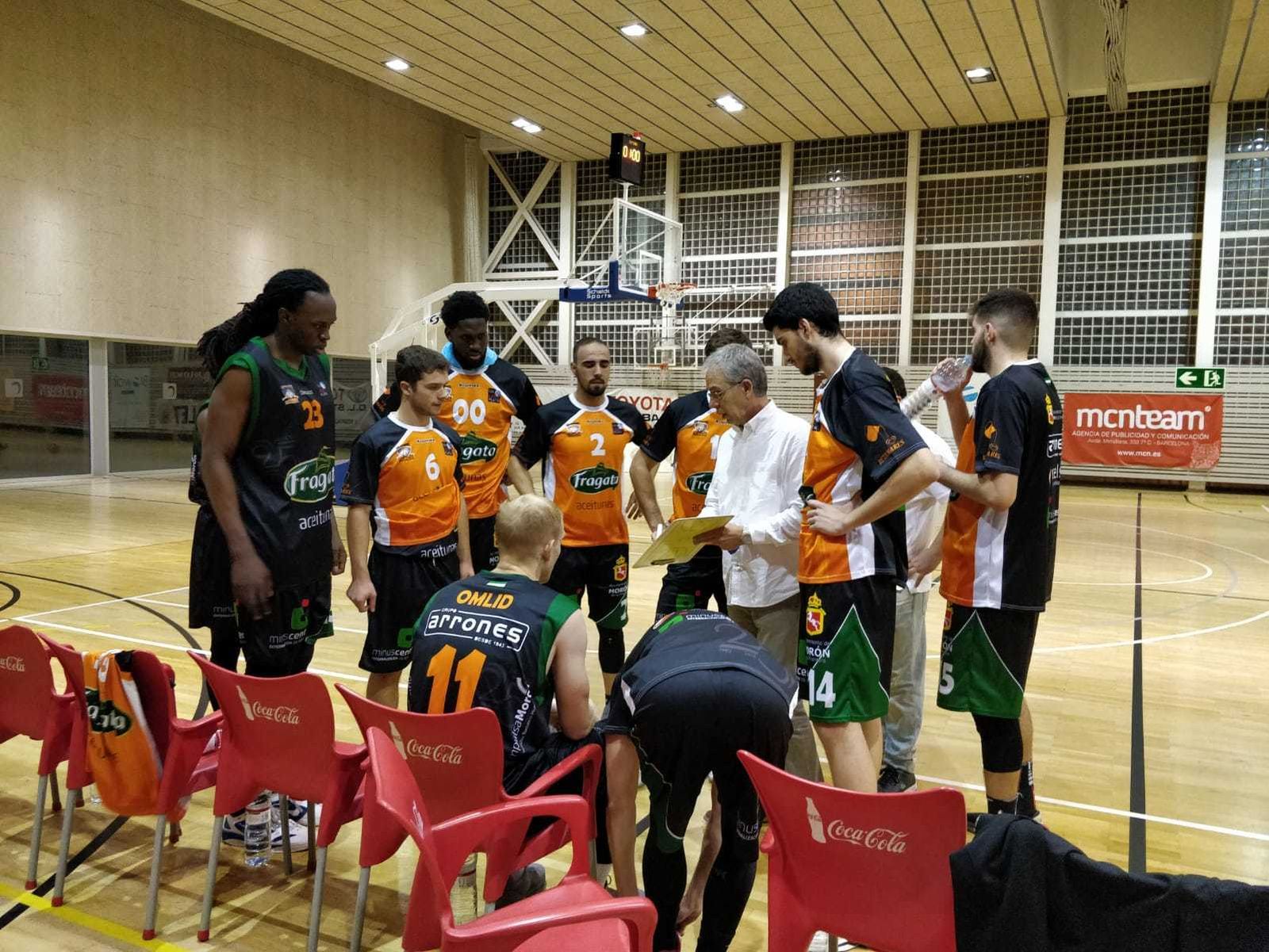 Pepe Carrión da instrucciones a sus jugadores en un tiempo muerto.