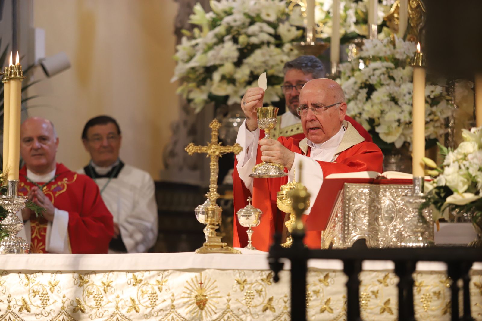 Imágenes de la misa de Pentecostés atípica y a puerta cerrada por el coronavirus, en la parroquia de la Asunción de Almonte