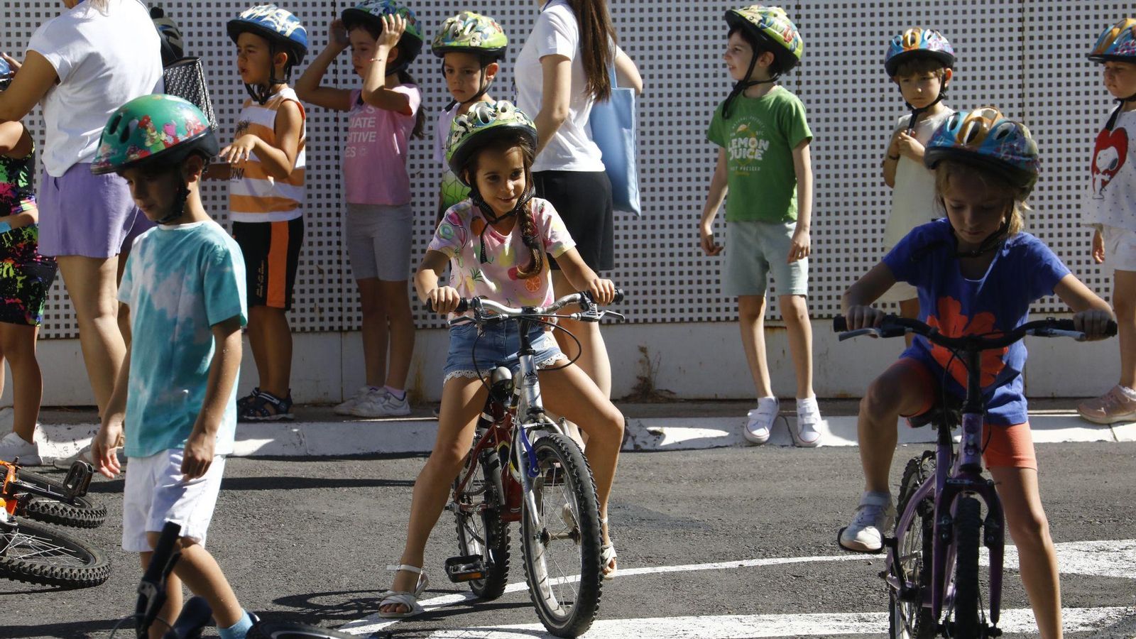 Niños montan en bici en el programa 'Diviértete en verano'.