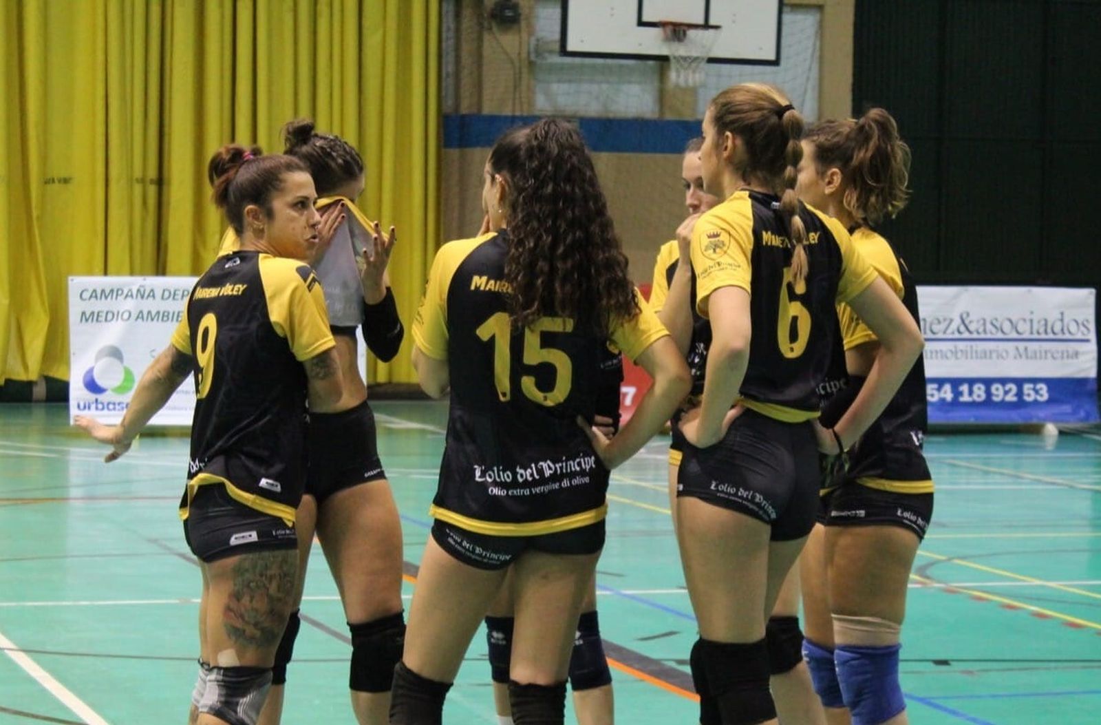 Alba Hernández se dirige a sus compañeras durante un tiempo muerto.