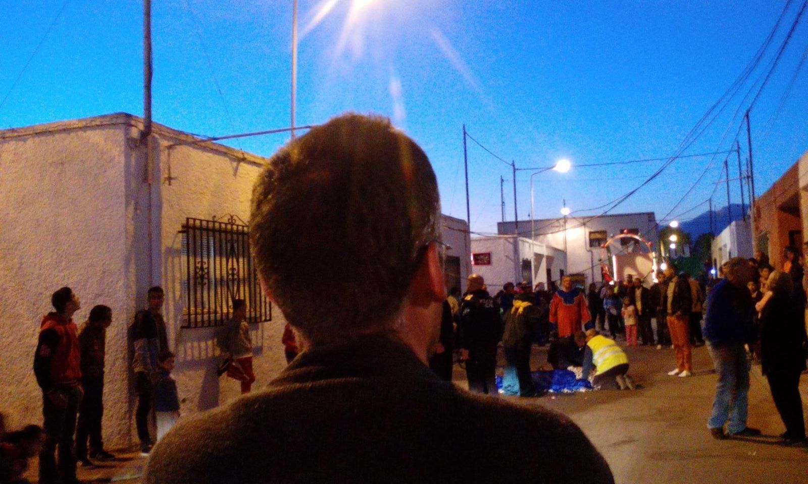 El joven, asistido por los servicios sanitarios antes de ser trasladado a Torrecárdenas.