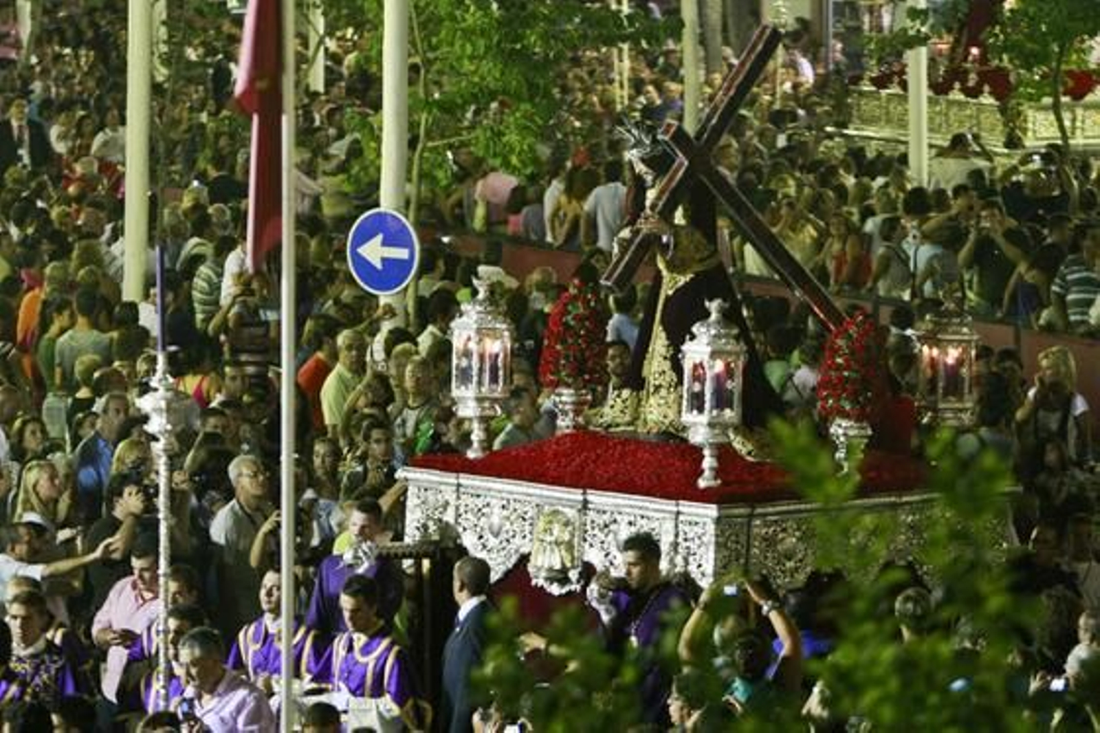 Miles de personas abarrotan las calles de la capital para disfrutar de la  magna de pasos con motivo de la JMJ. Participaron 15 cofradías de la diócesis./Fotos:Julio González

Foto: Julio Gonzalez