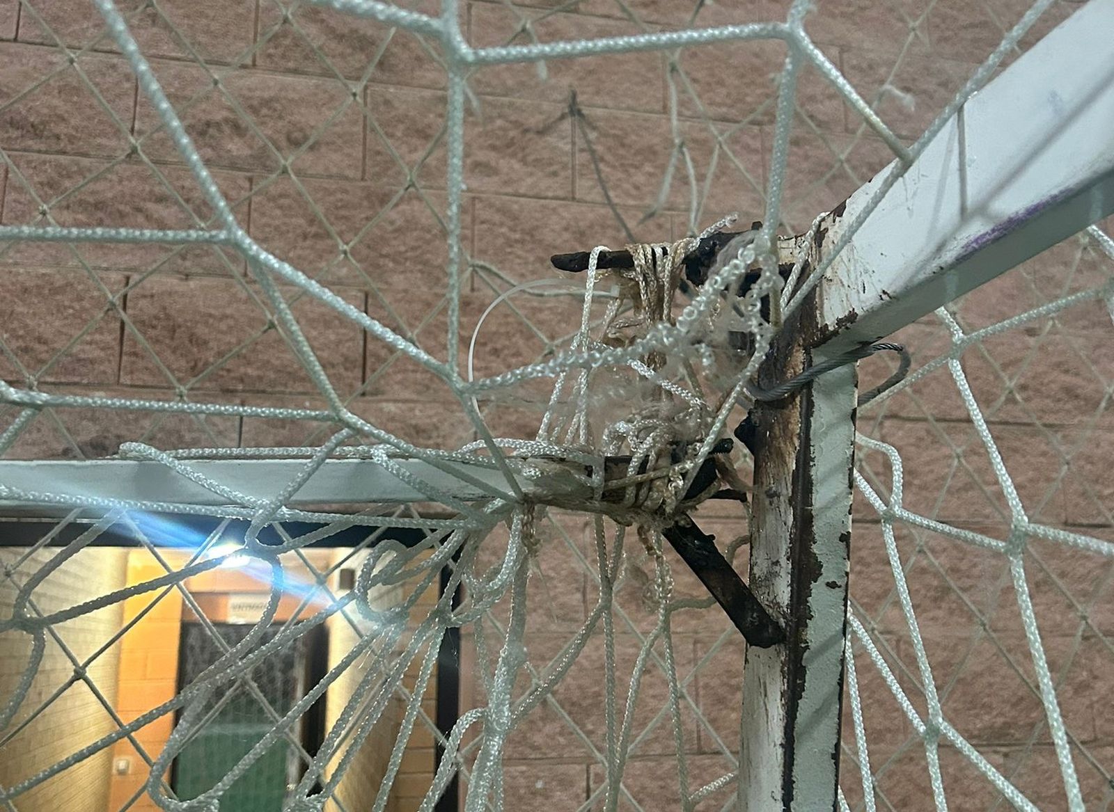 Estado de una de las porterías de las pistas polideportivas.