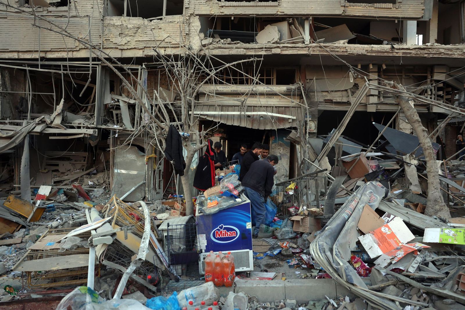 Escombros tras los bombardeos de Estados Unidos e Israel en Teherán.