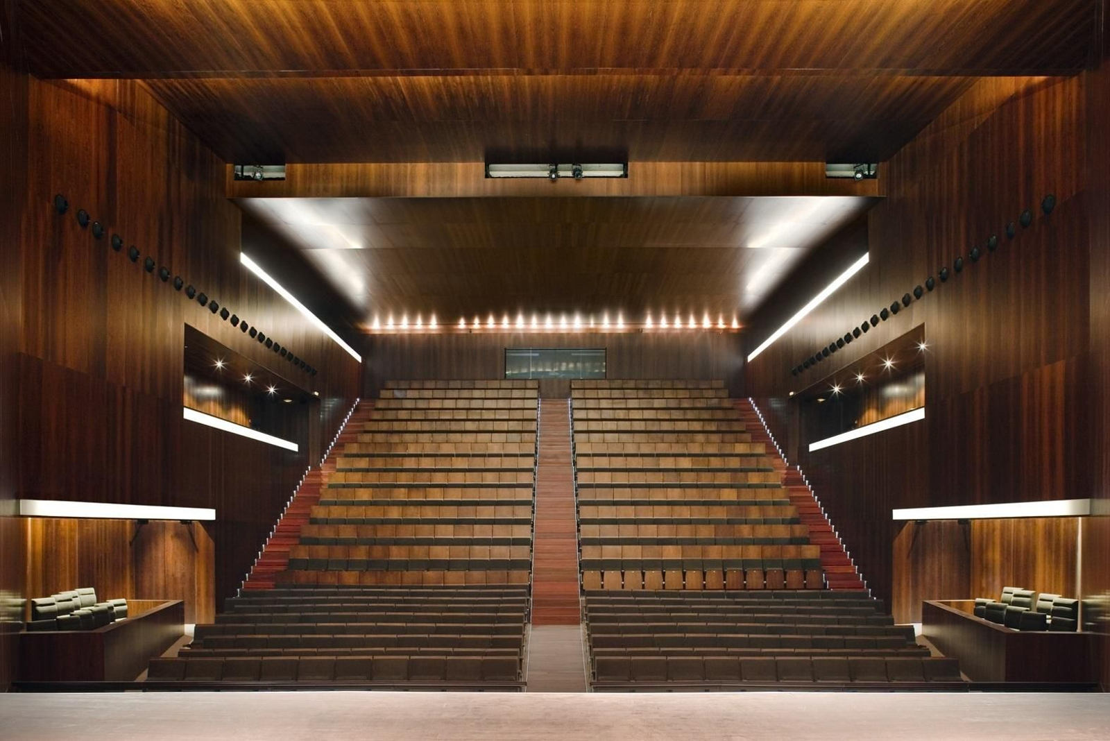 Las Medallas de Oro de la Ciudad y las distinciones a sus hijos predilectos y adoptivos se entregan este jueves en el teatro Pedro Muñoz Seca.