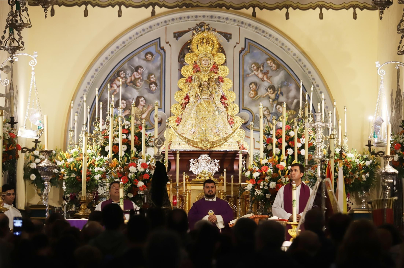 La Virgen del Rocío, en el altar mayor de la iglesia de Almonte.