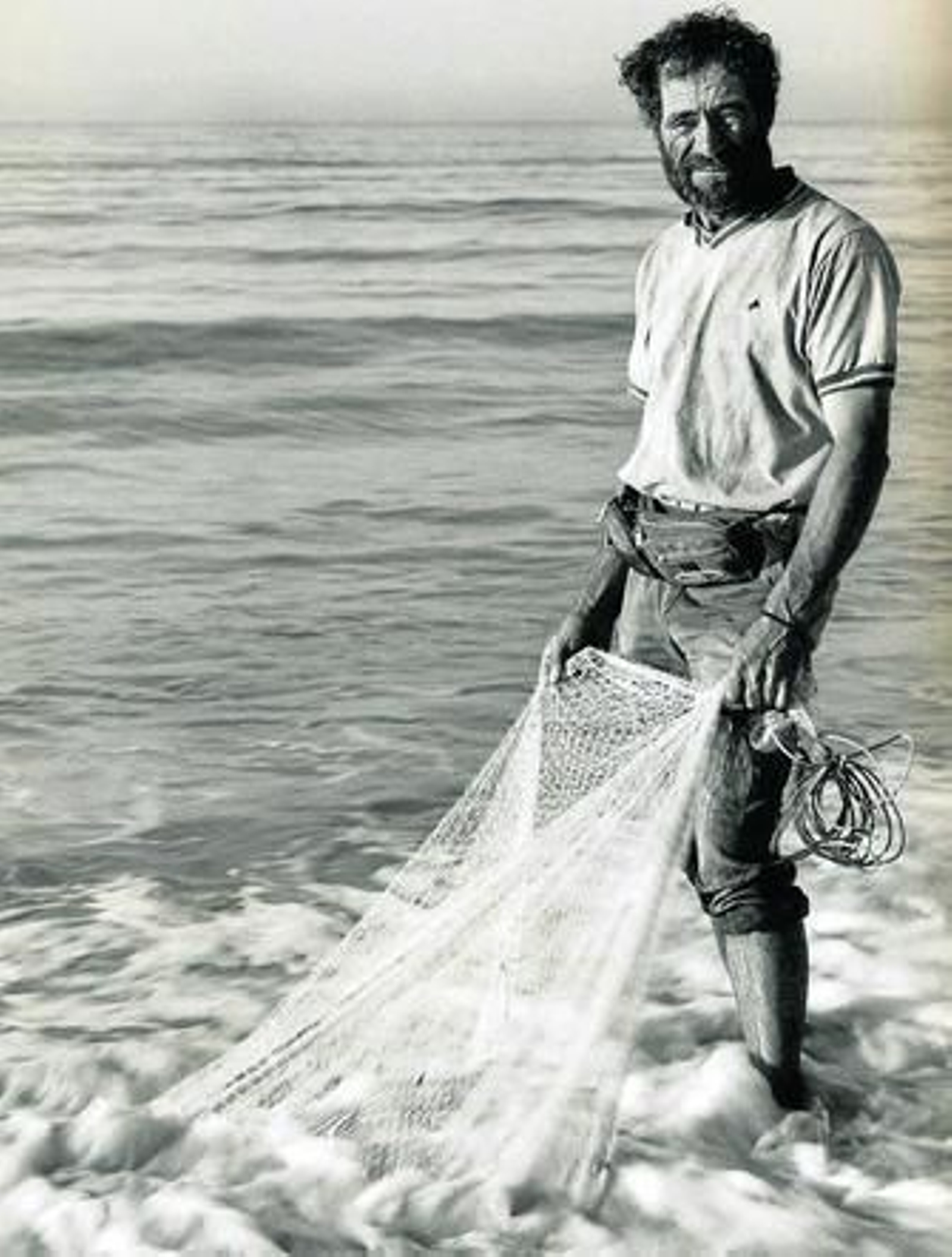 Tres registros de la serie 'Paisanos' de Atín Aya: 'Aito', el pescador de Bolonia (2002); el rito de la matanza en el cortijo Don Pedro (Aguilar de la Frontera, Córdoba, 2002) y 'Padre Antonio' (Cortijo Monasterio, Cazorla de la Sierra, Jaén, 2001).