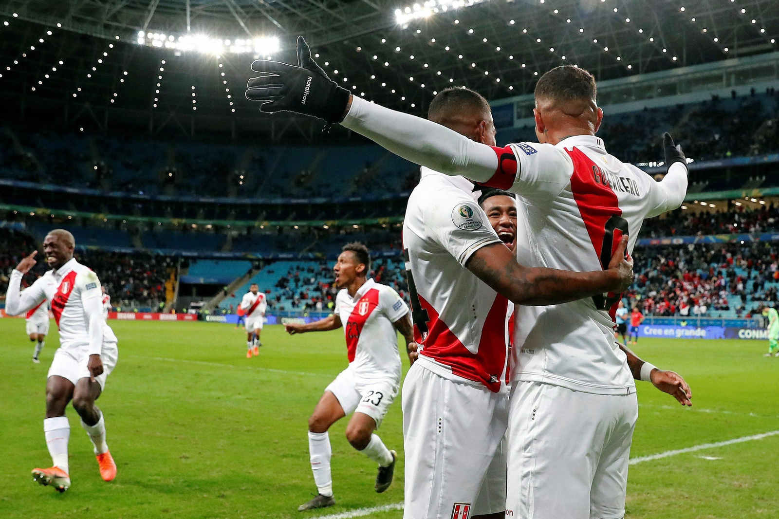 El jugador de Perú Paolo Guerrero celebra con sus compañeros el definitivo 0-3