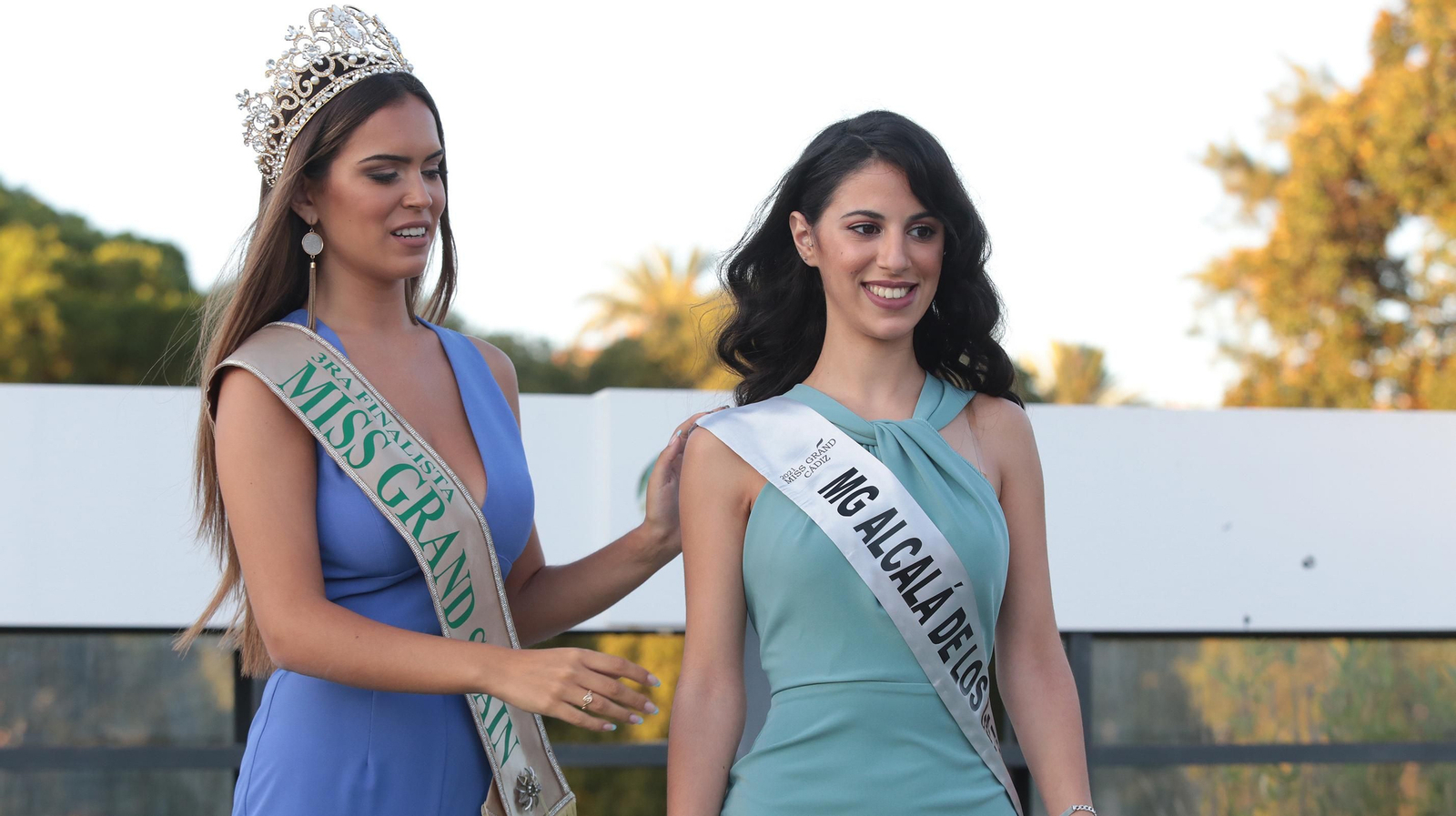 Miss Grand Alcalá de los Gazules: Pilar Richarte Las aspirantes a Miss Grand Cádiz 2021 reciben sus bandas en el Hontoria