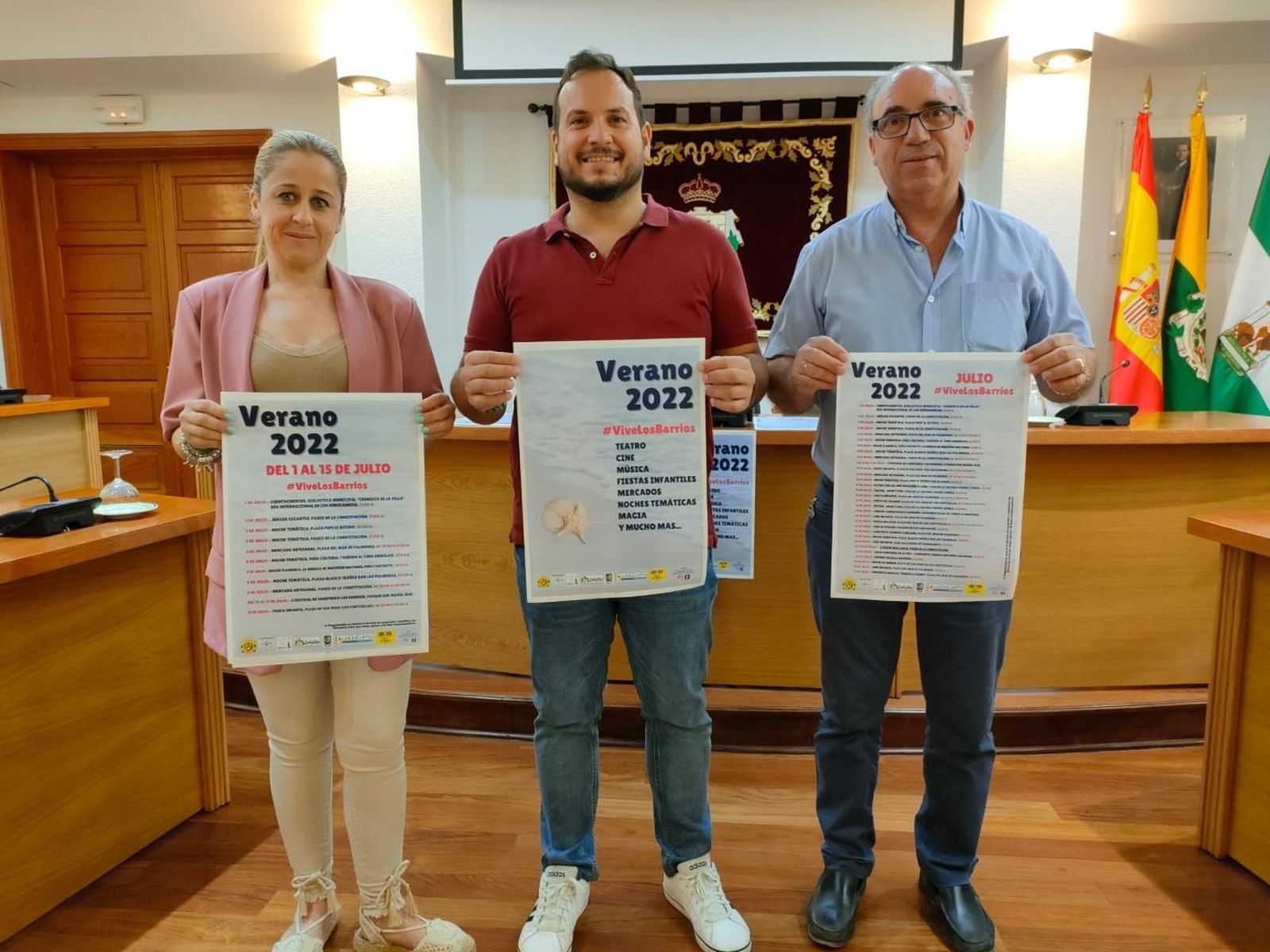 Los concejales, con los carteles de la oferta estival de Los Barrios