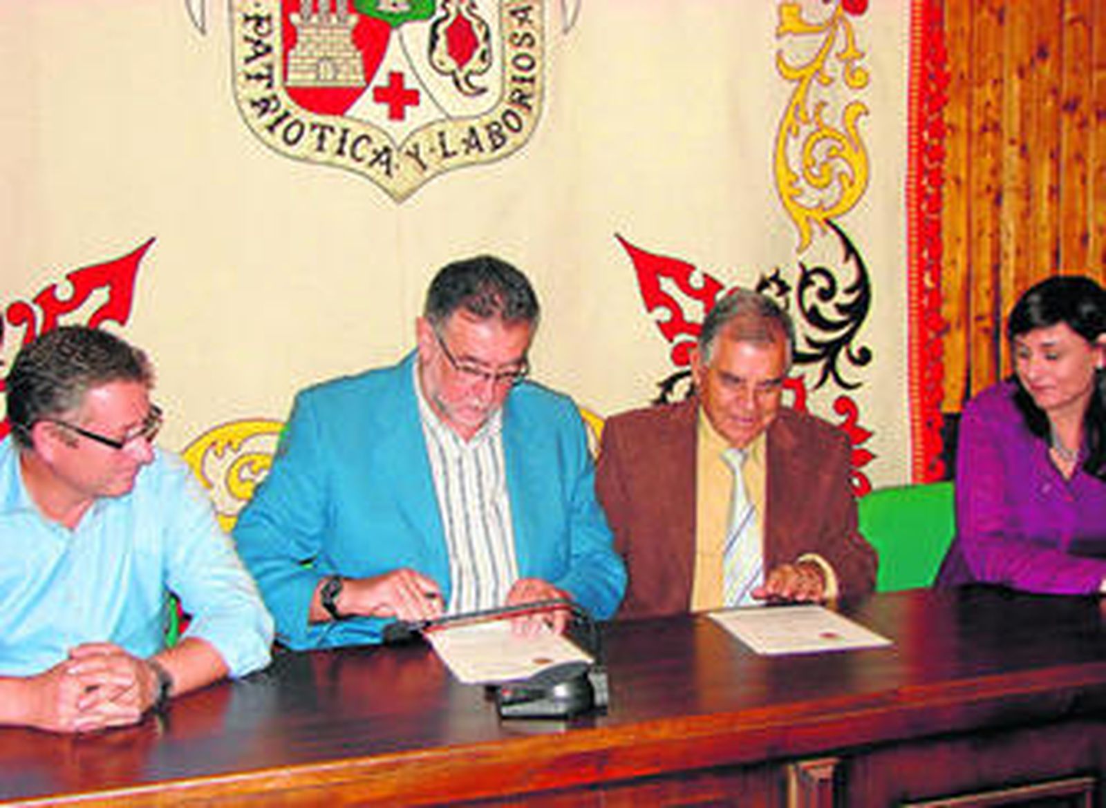 El alcalde y el secretario de la UIM rubricaron el convenio