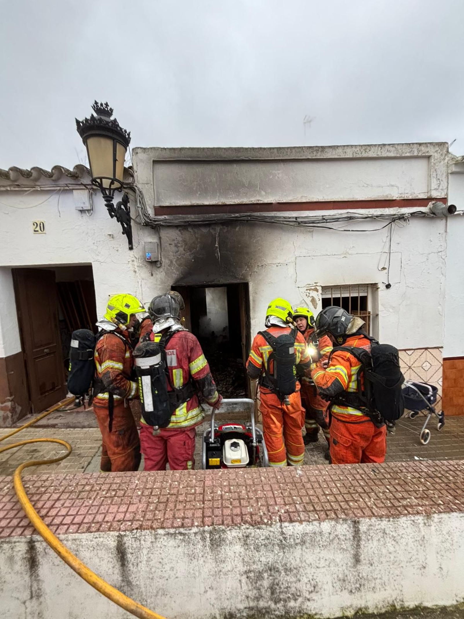 Unidades de bomberos en el lugar del incendio.