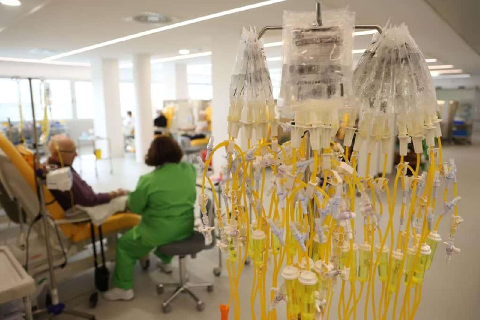 Una enfermera atendiendo a un paciente en el primer día del nuevo Hospital de Día Oncohematológico del Clínico de Málaga.