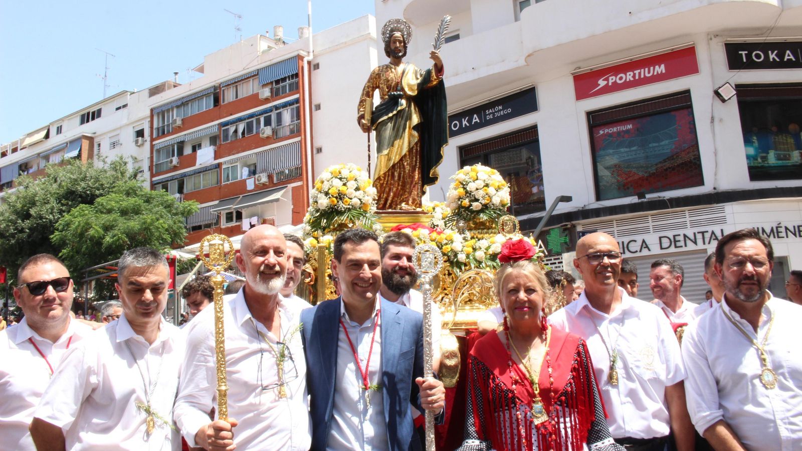 El presidente de la Junta en funciones, Juanma Moreno (C.), ha participado en la procesión.