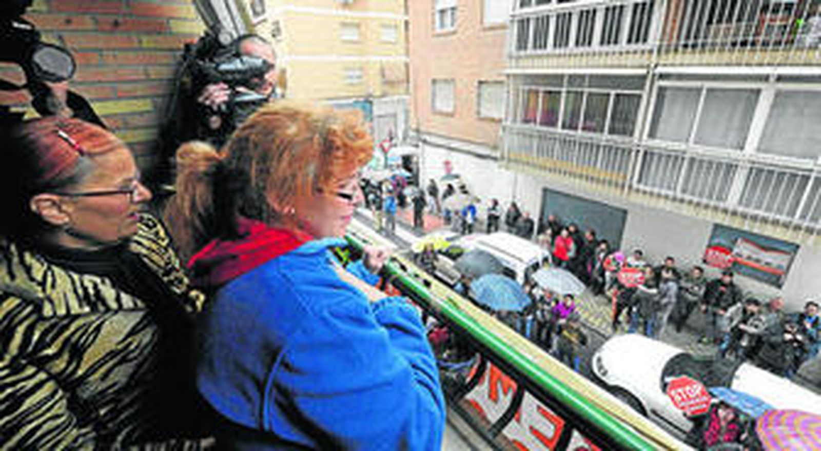 Teresa Lechuga agradece el apoyo del colectivo Stop Desahucios desde el balcón del piso en el que reside, en la calle Bernarda Alba del Zaidín.